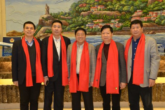 仟億達(dá)集團(tuán)董事長(zhǎng)鄭兩斌（左一）、陜西廈門商會(huì)會(huì)長(zhǎng)陳信雄（左二）、與廈門市人原副主任汪興裕（正中）、廈門駐京辦主任王飛（右二）廈門企業(yè)商會(huì)會(huì)長(zhǎng)蔣清林（右一）