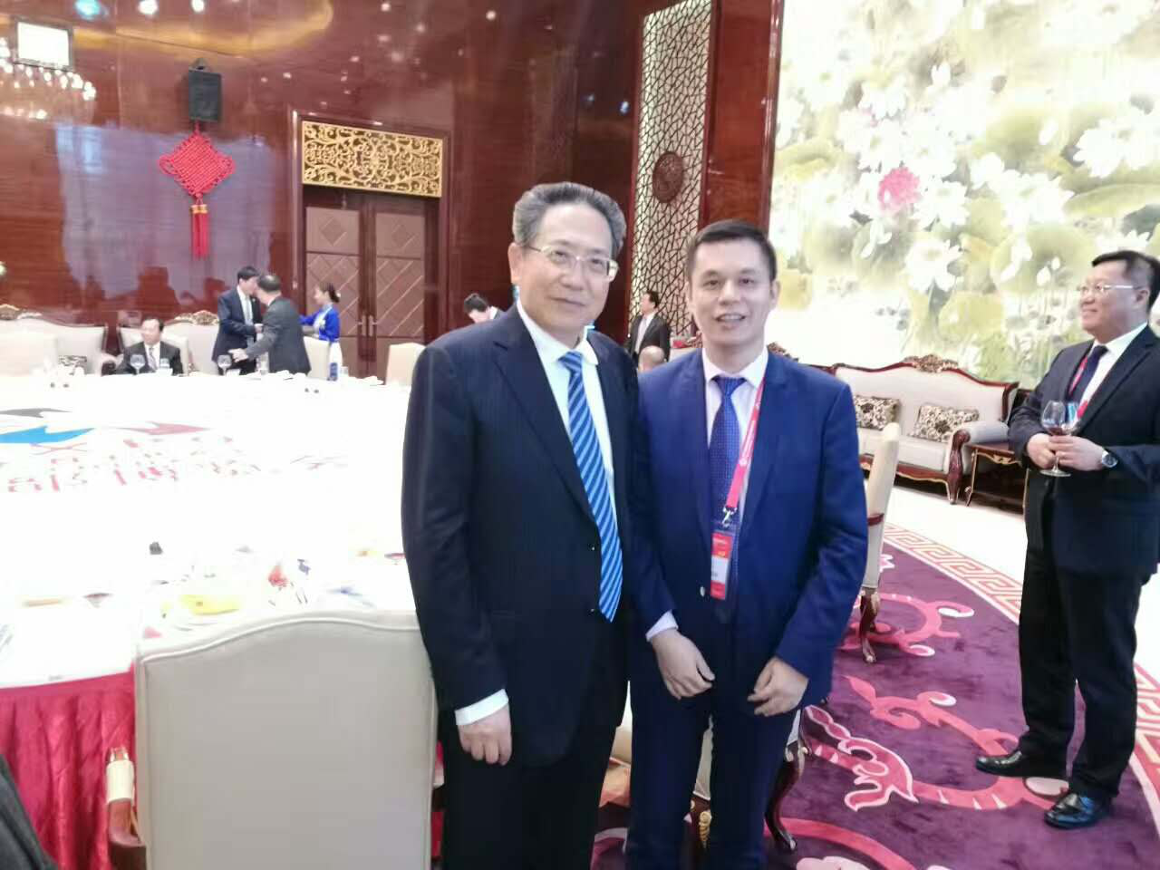 安徽省委書記、省人常委會(huì)主任李錦斌（左）仟億達(dá)集團(tuán)董事長(zhǎng)鄭兩斌（右）與合影留念