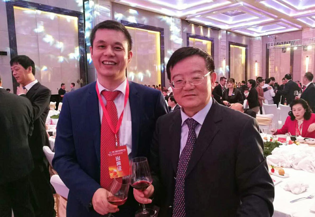 全國工商聯(lián)黨組書記、常務(wù)副主席徐樂江（右）與仟億達(dá)集團(tuán)董事長鄭兩斌（左）