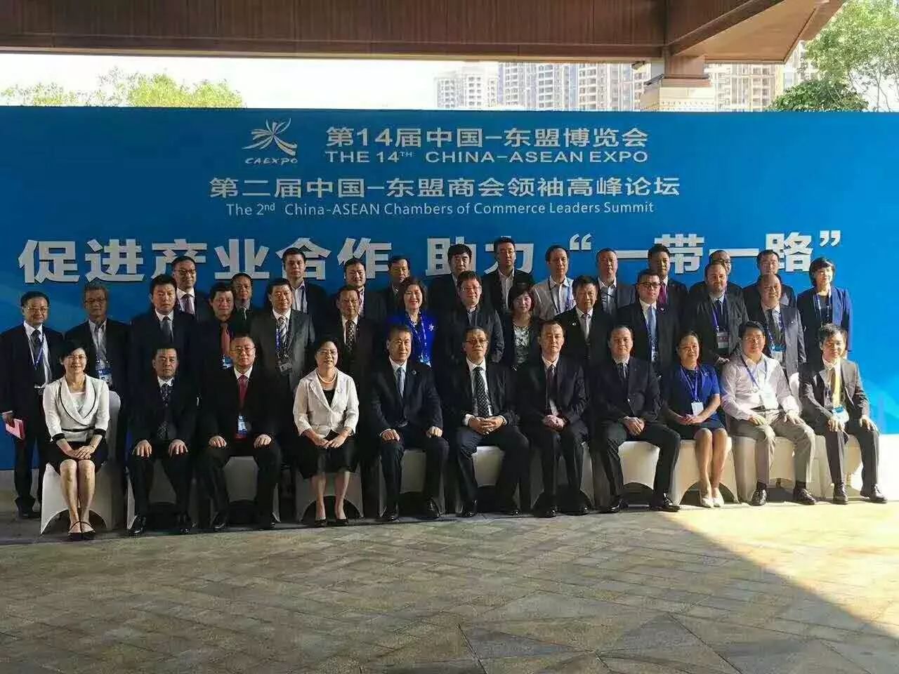 全國工商聯(lián)副主席黃榮(首排右5)、廣西壯族自治區(qū)副主席陳剛(首排右6)與仟億達(dá)集團董事長鄭兩斌(三排左3)等嘉賓合影